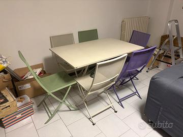Tavolo pieghevole in metallo da esterno