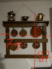 Rastelliera con pentole rame