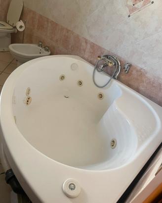 Vasca idromassaggio angolare