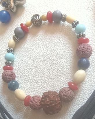 Lotto collana orecchini bracciali e ciondolo