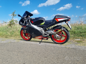 Aprilia rs 125 poggiali black 04 full power +casco
