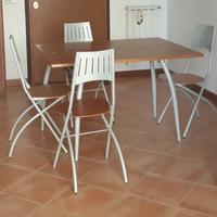 Tavolo con sedie 