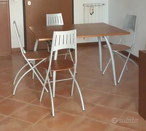 Tavolo con sedie 