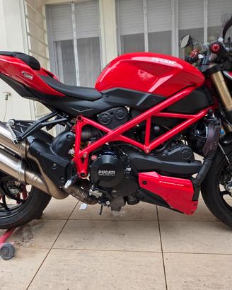 Ducati Streetfighter 848 (2012) 
- Super accessori