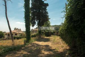 VILLA UNIFAMILIARE CON PISCINA E CORTE