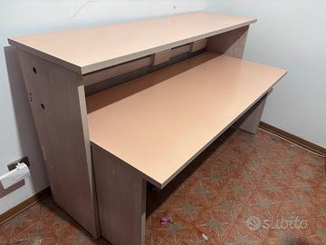 Scrivania ufficio con bancone e prese elettriche