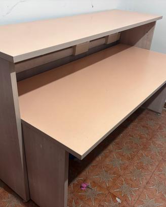 Scrivania ufficio con bancone e prese elettriche