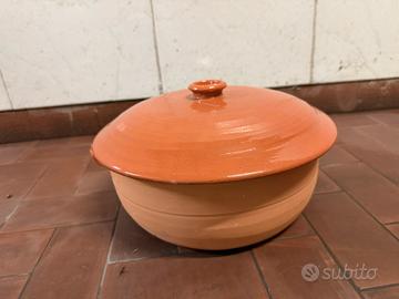 Pentola con coperchio in terracotta