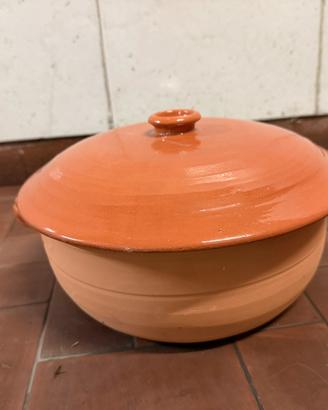 Pentola con coperchio in terracotta