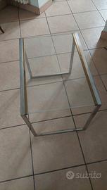 tavolino in vetro con struttura in metallo