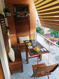 Tavolo pieghevole con sedie, panche e pareti