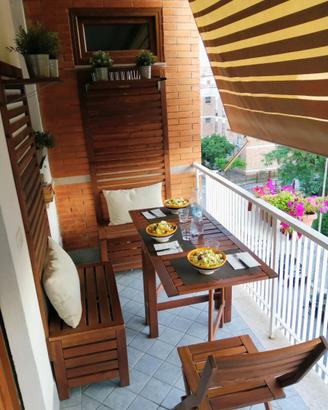 Tavolo pieghevole con sedie, panche e pareti