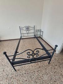 Letti singoli e comodini