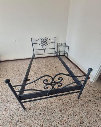 Letti singoli e comodini