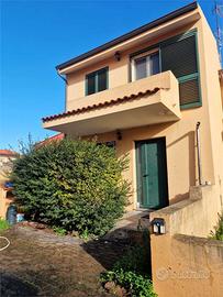 VILLETTA CAPOSCHIERA CON GIARDINO FRONTE-RETRO