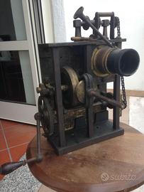 Proiettore cinematografico  a manovella 35 mm
