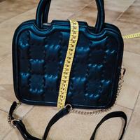 Borsa a Mano Nera con Tracolla in Catena Oro