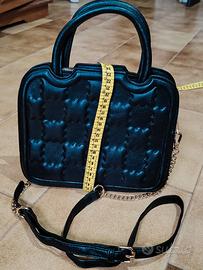 Borsa a Mano Nera con Tracolla in Catena Oro
