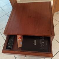 mobiletto a scoparti con cassetto.