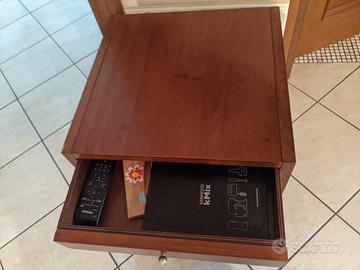 mobiletto a scoparti con cassetto.