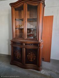 Vetrina a doppio corpo in legno