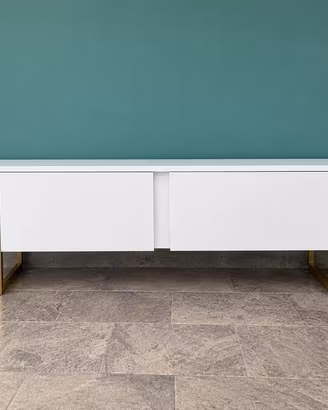 Mobile TV moderno bianco con gambe color ottone