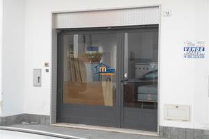 Locale commerciale, fronte strada, con vetrina