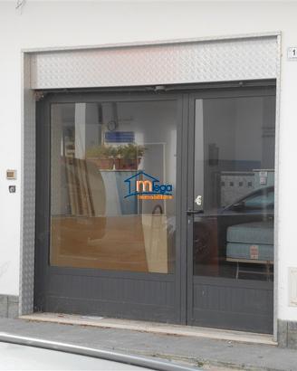 Locale commerciale, fronte strada, con vetrina