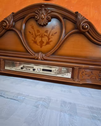 letto matrimoniale vintage con radio