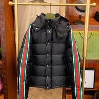 Piumino Gucci FW22con nastro rosso e verde, unise