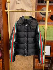 Piumino Gucci FW22con nastro rosso e verde, unise