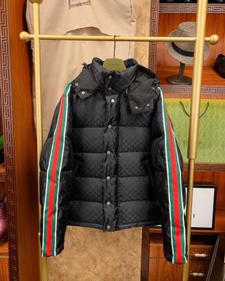 Piumino Gucci FW22con nastro rosso e verde, unise