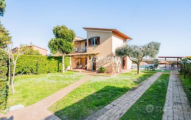 Villa Bifamiliare con piscina privata e fotovoltai