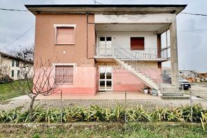 PORZIONE DI BIFAMILIARE CON BOX E GIARDINO