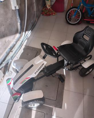 Machina con pedali per bambini