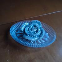 Rosa decorativa glitterata su piattino in vetro
