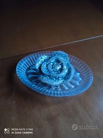 Rosa decorativa glitterata su piattino in vetro