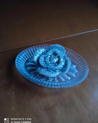 Rosa decorativa glitterata su piattino in vetro