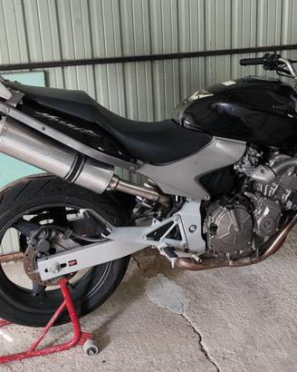 Honda Hornet 600 del 2004 nera  mendo di 10.000 km
