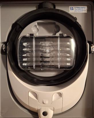 Lampada frontale con lenti ingrandimento.