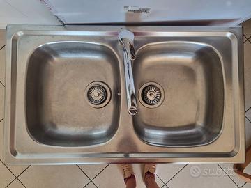 Lavello acciaio con miscelatore