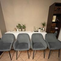 Quattro sedie grigie imbottite