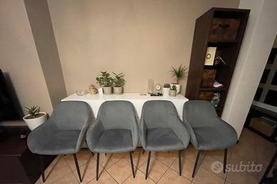 Quattro sedie grigie imbottite