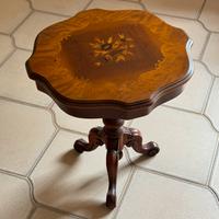 Tavolino vintage in legno con intarsi floreali