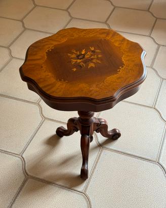 Tavolino vintage in legno con intarsi floreali