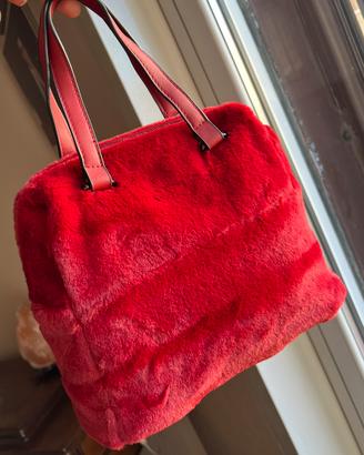 Borsa rossa in finta pelliccia