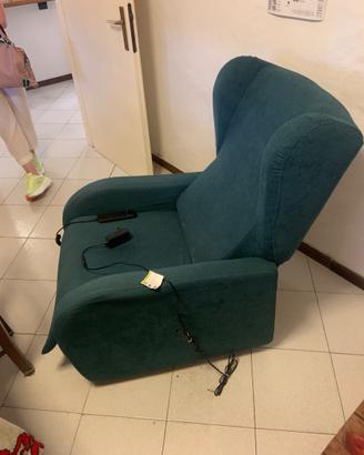 poltrona alza persone elettrica per anziani e non