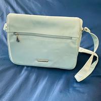 Borsa azzurra a tracolla