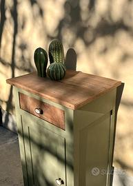 Mobiletto in legno restaurato a mano verde salvia