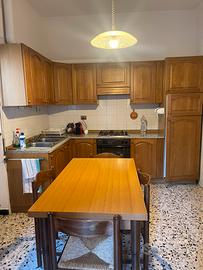 Cucina completa con tavolo e 4 sedie